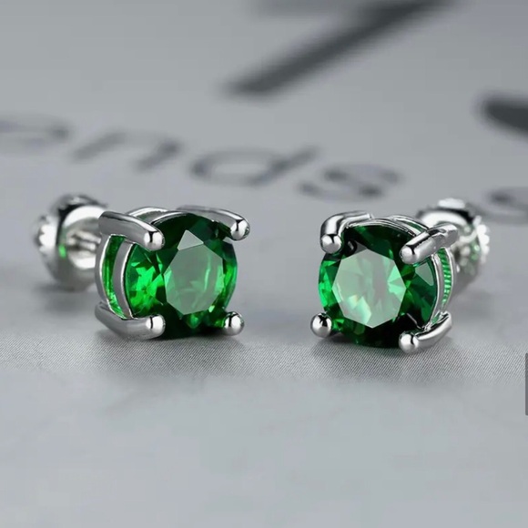 8mm CZ Emerald Green Screw Back Stud Earrings - Picture 2 of 3